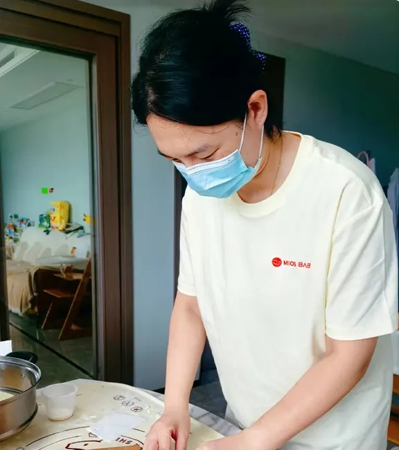 微秒育儿照护人员制作餐食的实景