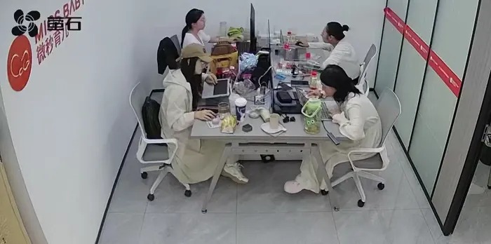 微秒育儿运营团队在办公室工作